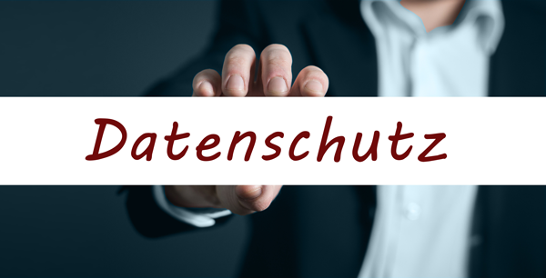 Mann mit Anzug hält Schild "Datenschutz"