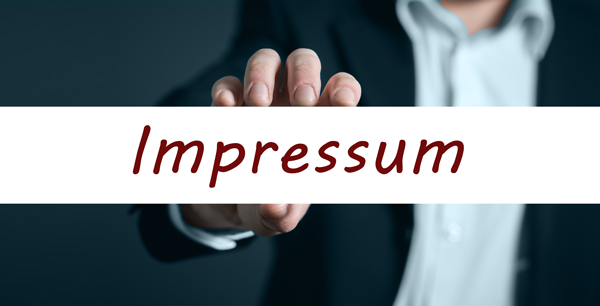 Mann mit Anzug hält Schild mit Aufschrift "Impressum"